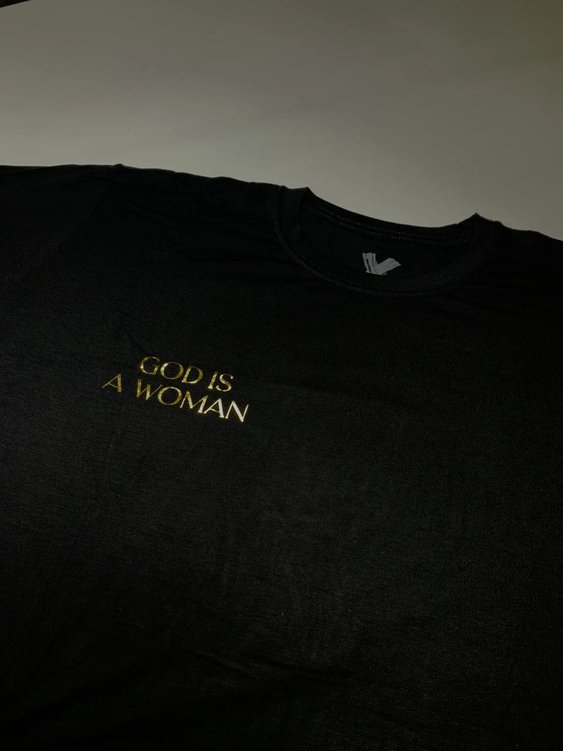 Camiseta GOD IS A WOMAN Preta e Dourada - Excessus