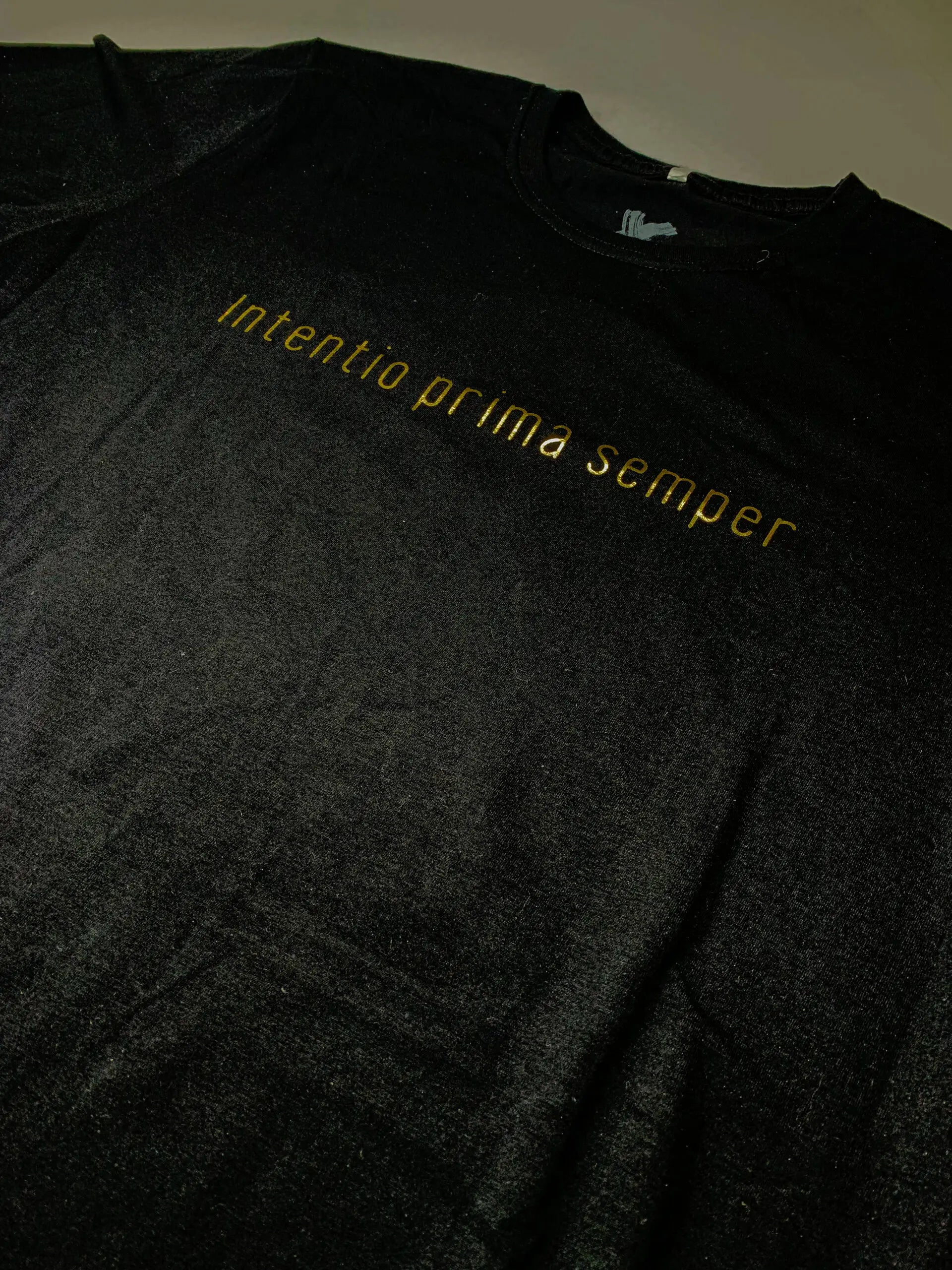 Camiseta INTENTIO PRIMA SEMPER Preta e Dourada - Excessus