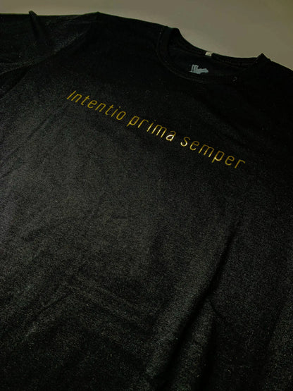 Camiseta INTENTIO PRIMA SEMPER Preta e Dourada - Excessus