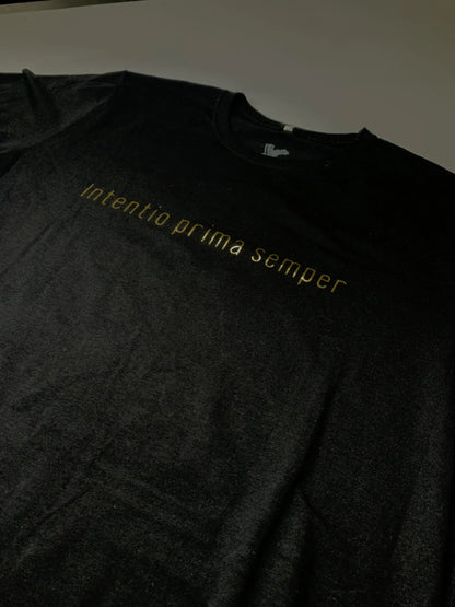 Camiseta INTENTIO PRIMA SEMPER Preta e Dourada - Excessus